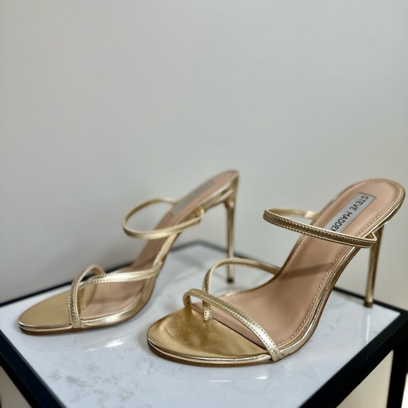 Steve Madden Bellezza Gold Ankle Strappy Heels Rounded Toe Size 8.5 - Picture 2 of 5